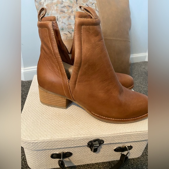 NWOT tan leather ankle boots by Jeffery Campbell - Picture 9 of 9